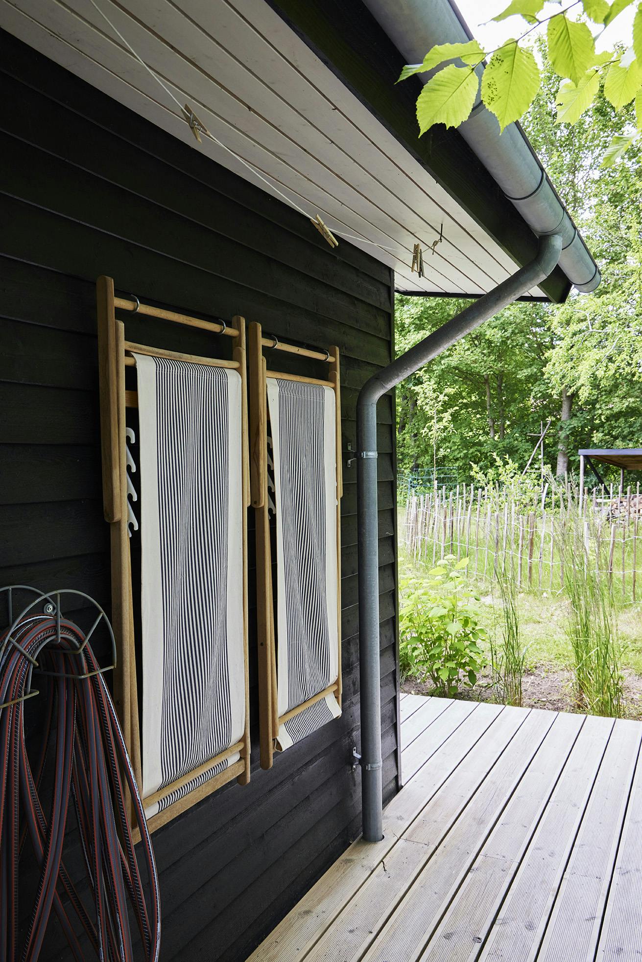 LærkeHentze230724 Liggestole hængende på facaden